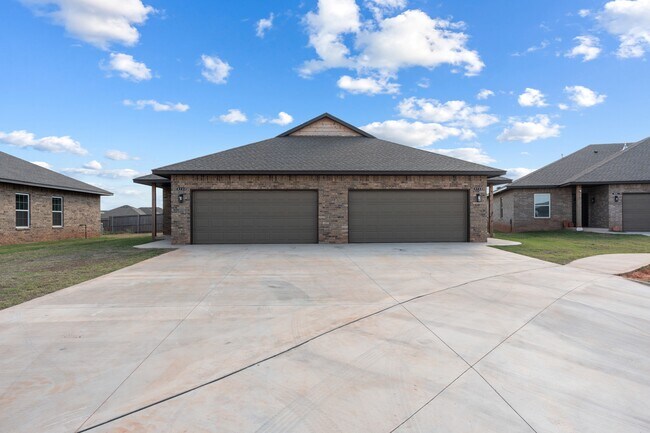 Building Photo - 707 Jentry Dr
