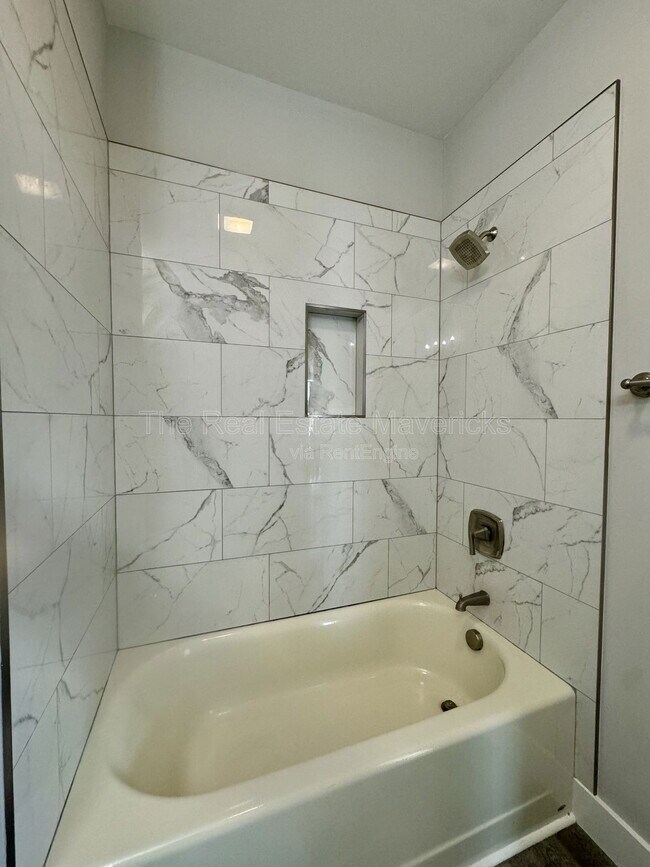 Foto del edificio - 6311 Rosemary Dr