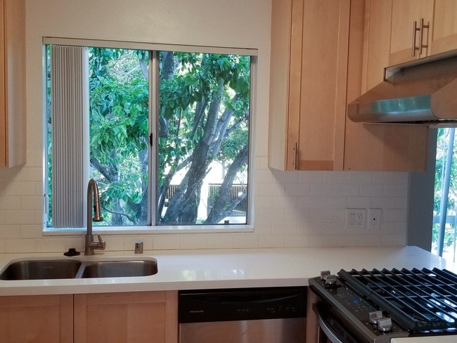 Building Photo - 613 E Verdugo Ave