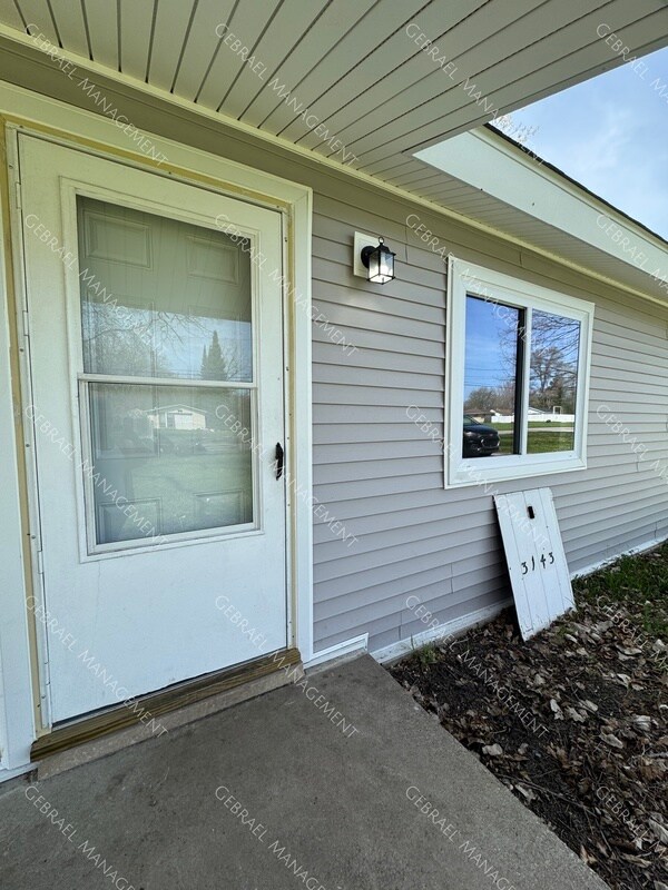 Foto del edificio - 3145-3145 Walters Dr