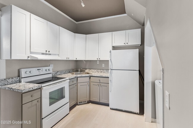 Building Photo - 1047 Waverly Pl