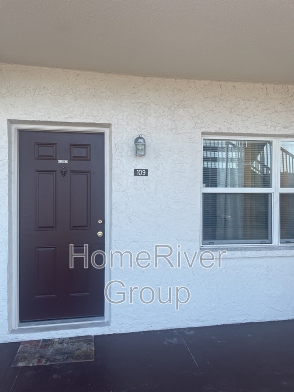 Foto del edificio - 9101 W Hillsborough Ave