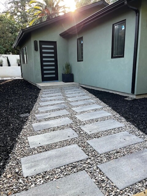 Front Entrance - 1374 E Valley Rd