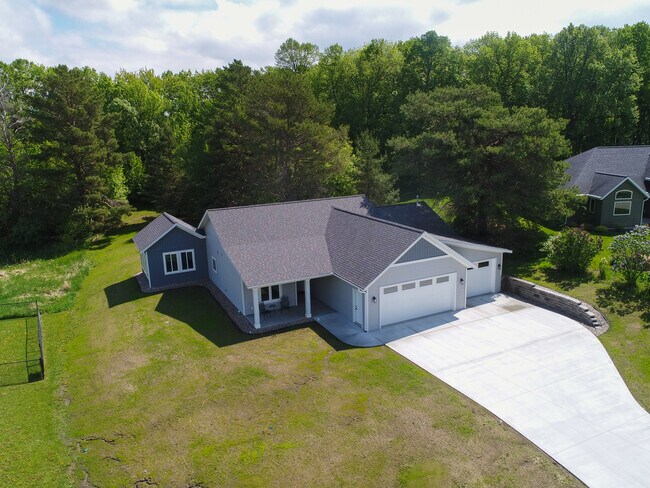 Foto del edificio - 3319 Lakecrest Rd NE