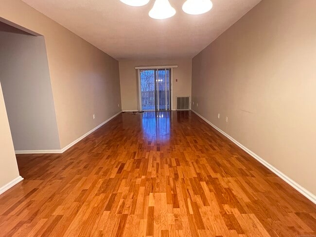 Building Photo - 495 Vincellette St