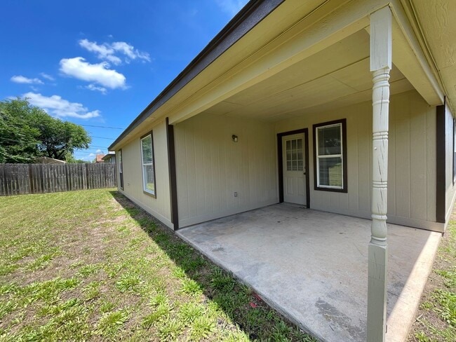 Building Photo - 2407 Pixton Dr