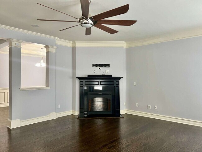 Foto del edificio - Spacious Townhome with Elevator!