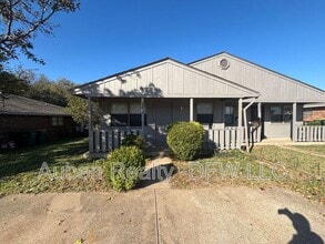 Building Photo - 1106 Suburban Dr