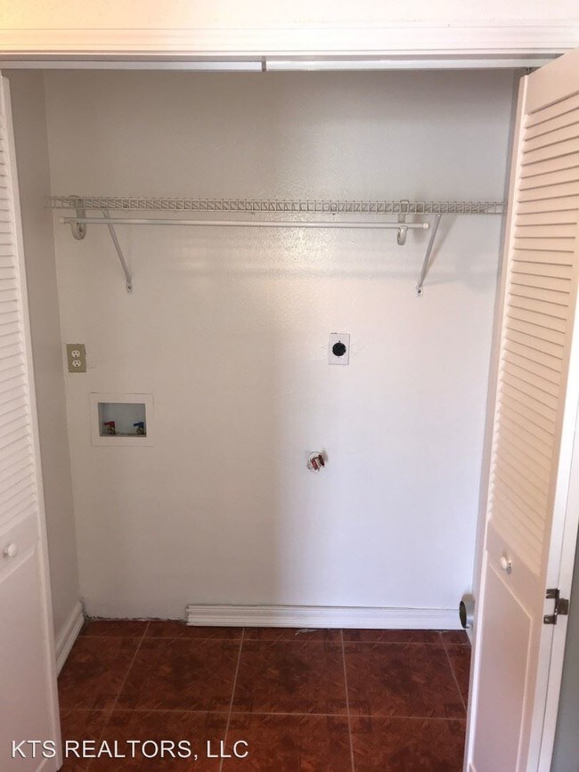 Building Photo - 4 br, 1.5 bath House - 14516 Tilbury Rd
