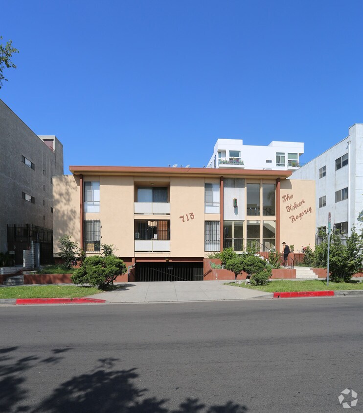 Building Photo - 715 S Harvard Blvd