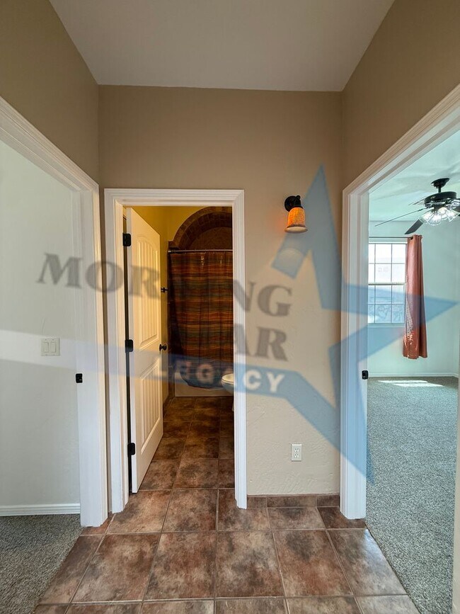 Foto del edificio - 4-Bedroom Home - New Carpet & Fresh Paint!