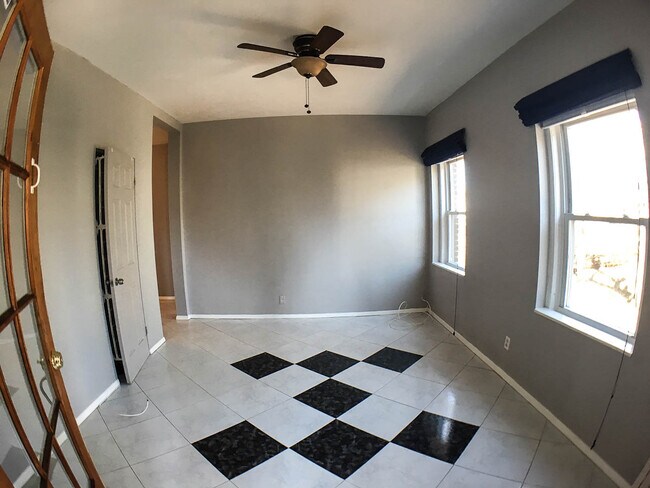 2nd floor - 2nd Bedroom or Living room - 17 Radcliffe road