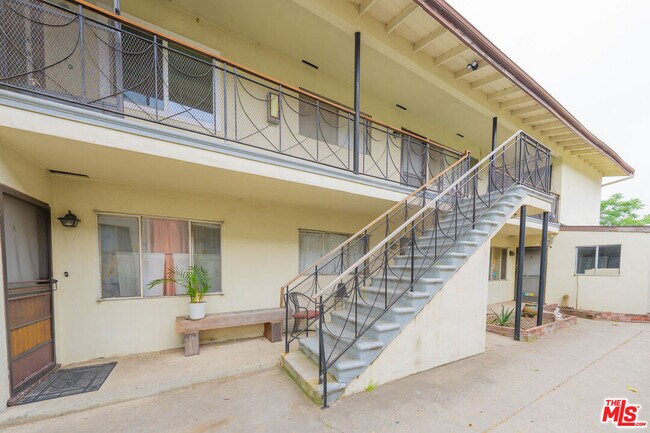 Foto del edificio - 10043 Haines Canyon Ave