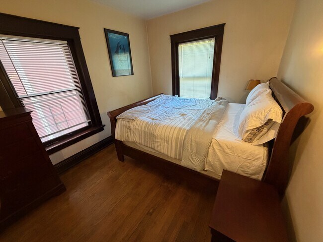 Frente de cama Queen - 3621 Wyandotte St