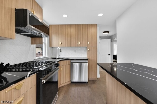 Building Photo - 21 Lombardy Pl