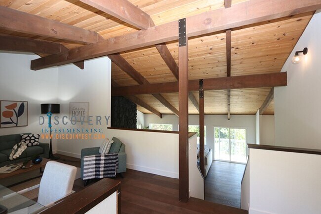 Foto del edificio - Contemporary Montclair Home with Forest Views