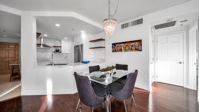 Comedor - 10724 Wilshire Blvd
