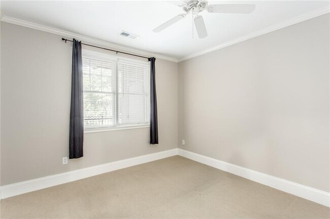 Building Photo - 825 Highland Ln NE