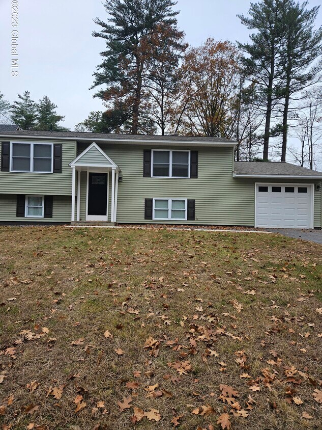 Primary Photo - 7 Spa Cir