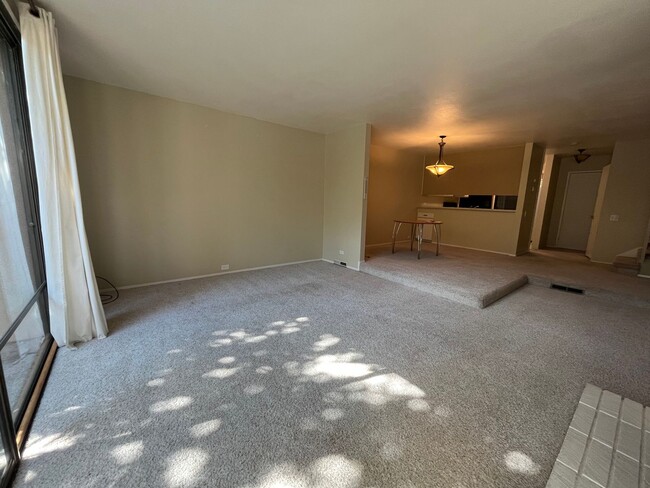 Building Photo - Spacious 2 bed 2 bath condo available in t...