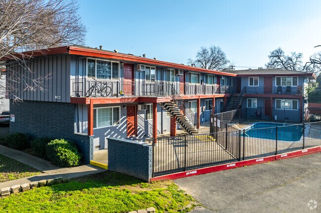 Vista alternativa del edificio - River Bend Park
