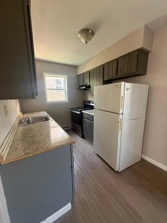 Building Photo - 348 S 6th St