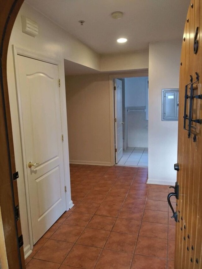 Building Photo - Luxury to Love