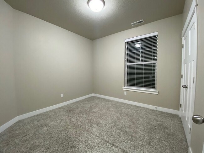 Foto del edificio - 14643 Bloom Dr