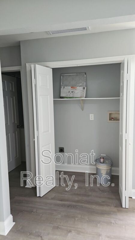 Building Photo - 924 Deslonde St