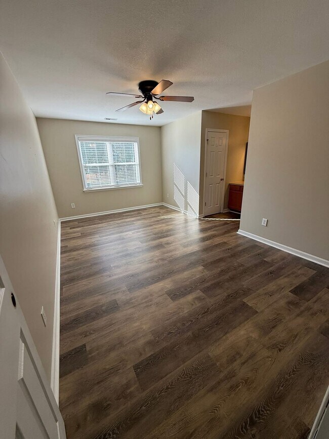 Building Photo - 303 Cardinal Way