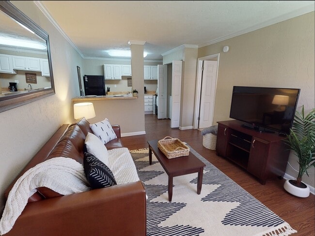 Enjoy the Spacious Common Area at Seminole Flatts – Perfect for Relaxing - Seminole Flatts Apartments