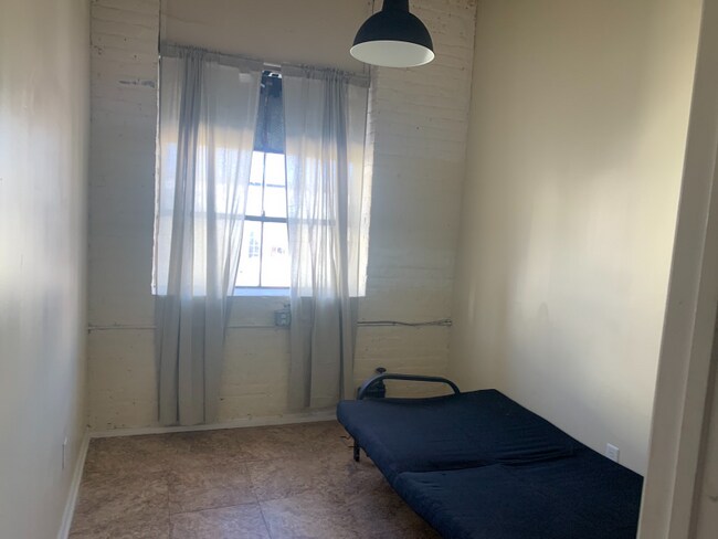 Building Photo - 1417 Kemper St