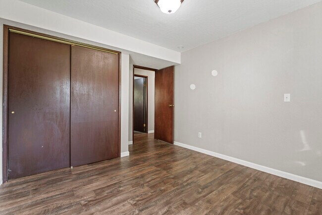 Building Photo - 422 E St Thomas More Way