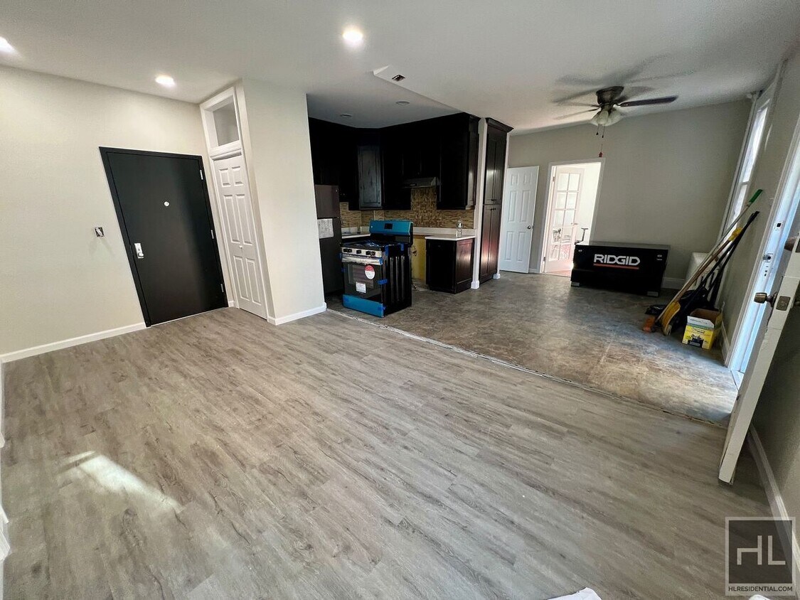Primary Photo - 3BR 1BA w/ Laundry, Massive Private Backya...