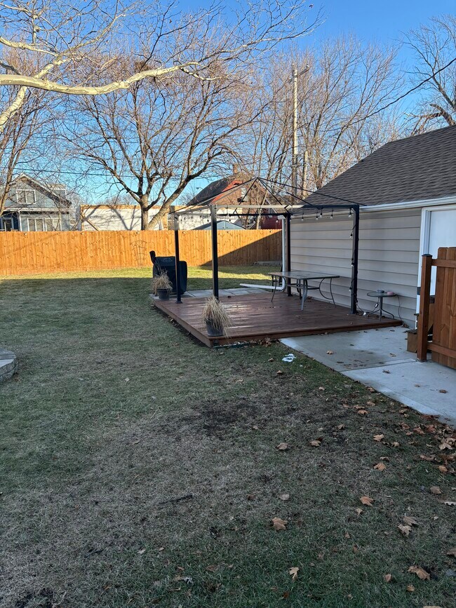 Patio trasero - 1324 S 109th St