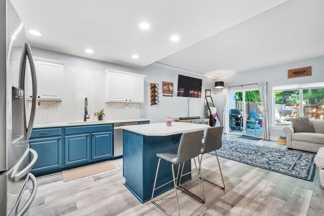 Building Photo - Upgraded & Well-Maintained Milwaukie 3bd/2...