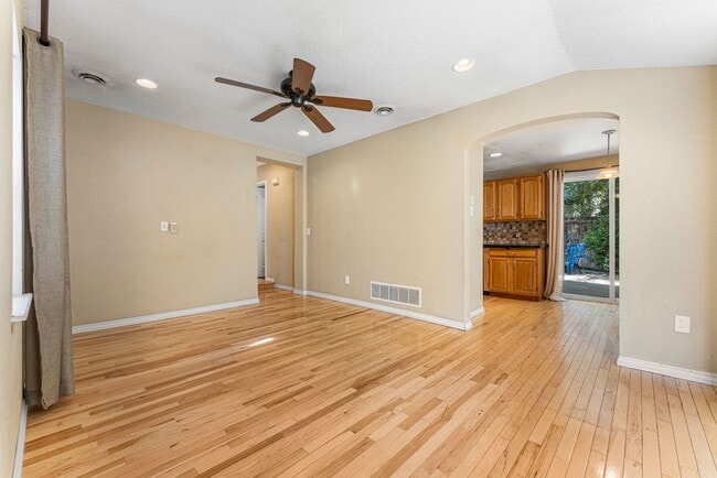 Foto del edificio - House + ADU!