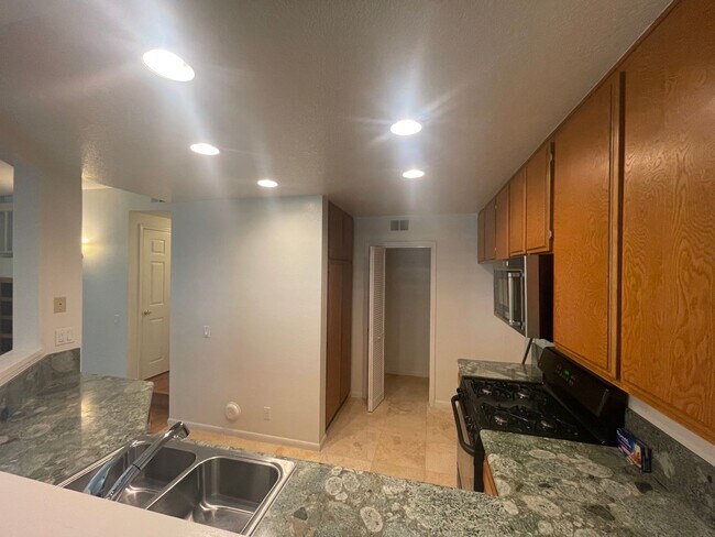 Building Photo - Bright and Spacious End-Unit Townhome in t...
