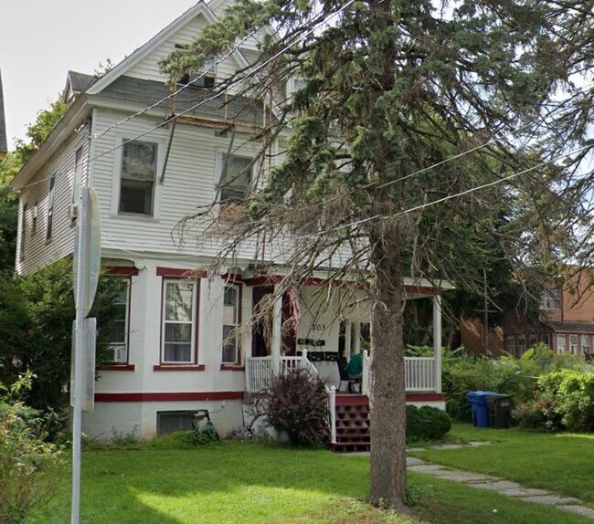 Building Photo - 203 Main St