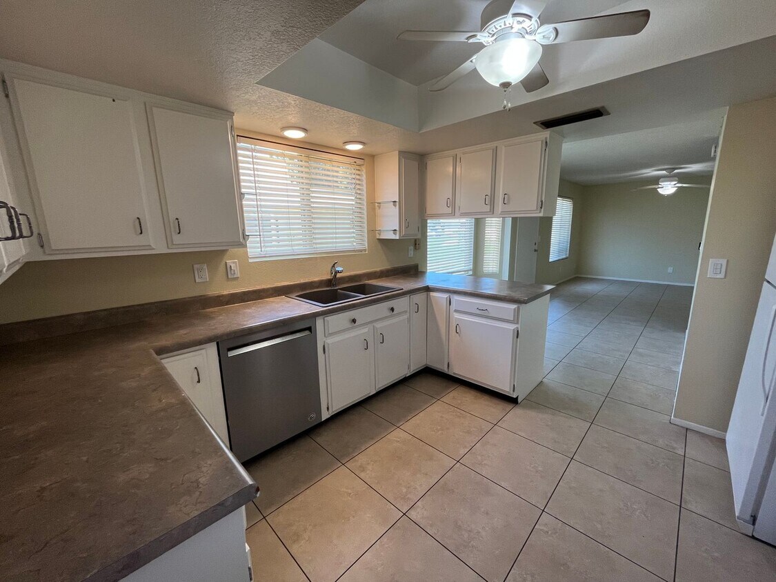Primary Photo - South Tempe Townhome - Private Backyard an...