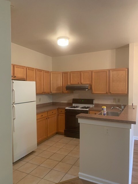 Kitchen - 3441 Cypress Ct
