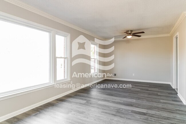 Foto del edificio - 215 Laurel Meadows Dr