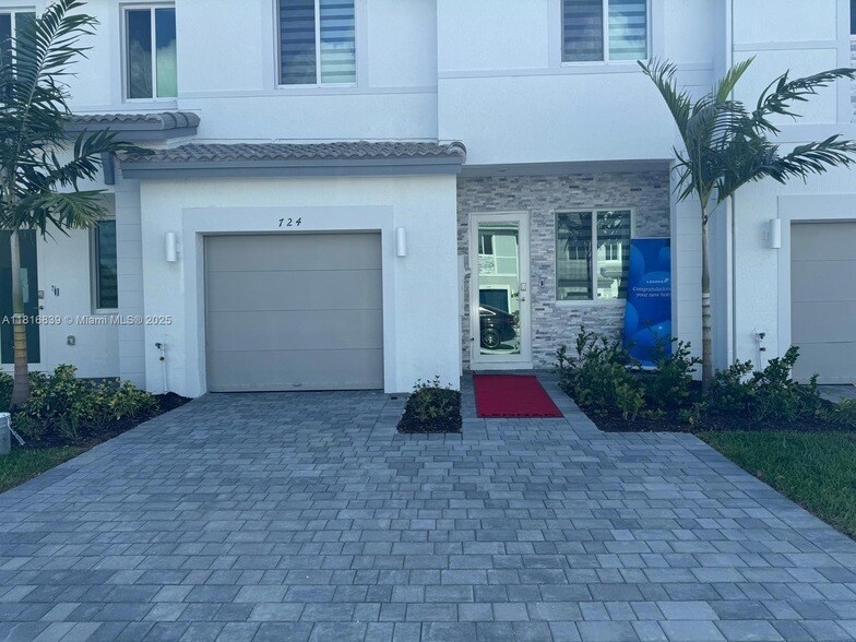 Foto principal - 724 SE 13th St Cir