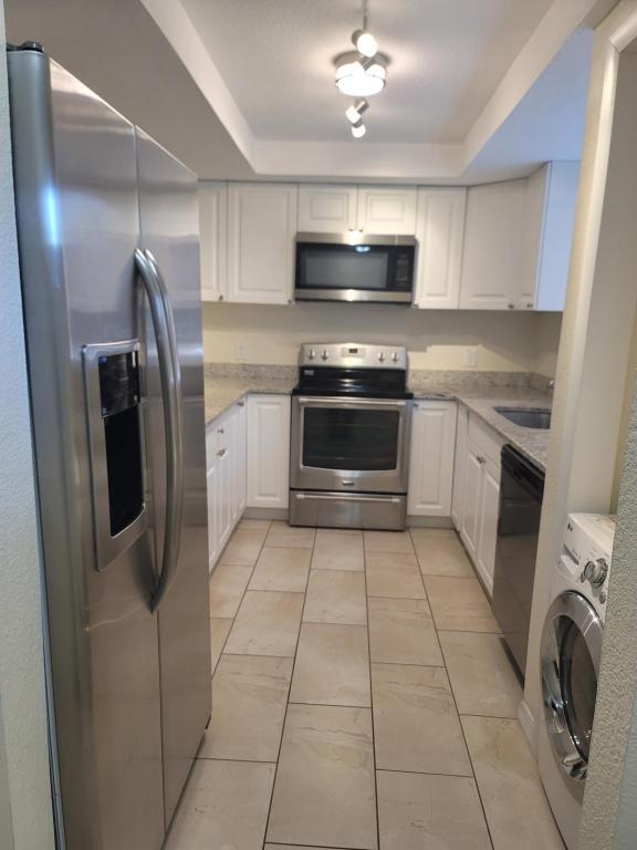 Foto del edificio - 7851-7857 Pinehurst Dr.