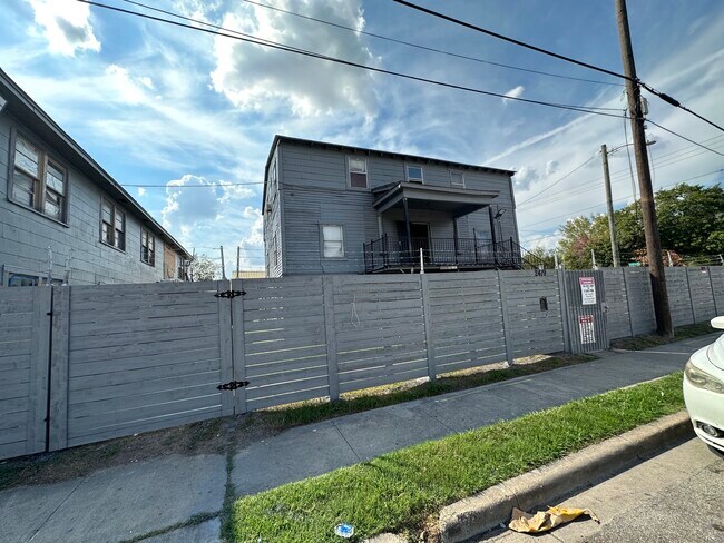 Foto del edificio - 2419 Pannell St
