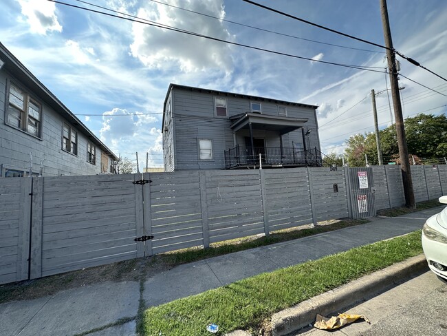 Foto del edificio - 2419 Pannell St