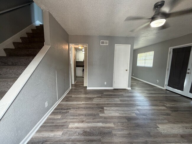 Building Photo - 1043 Deesport St