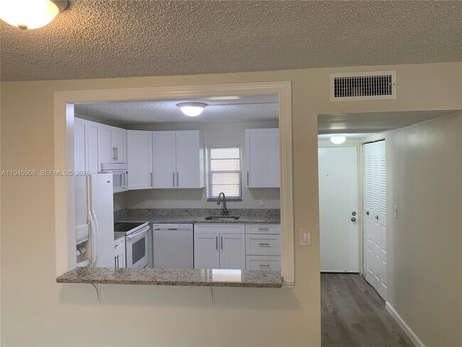 Foto del edificio - 9273 SW 8th St