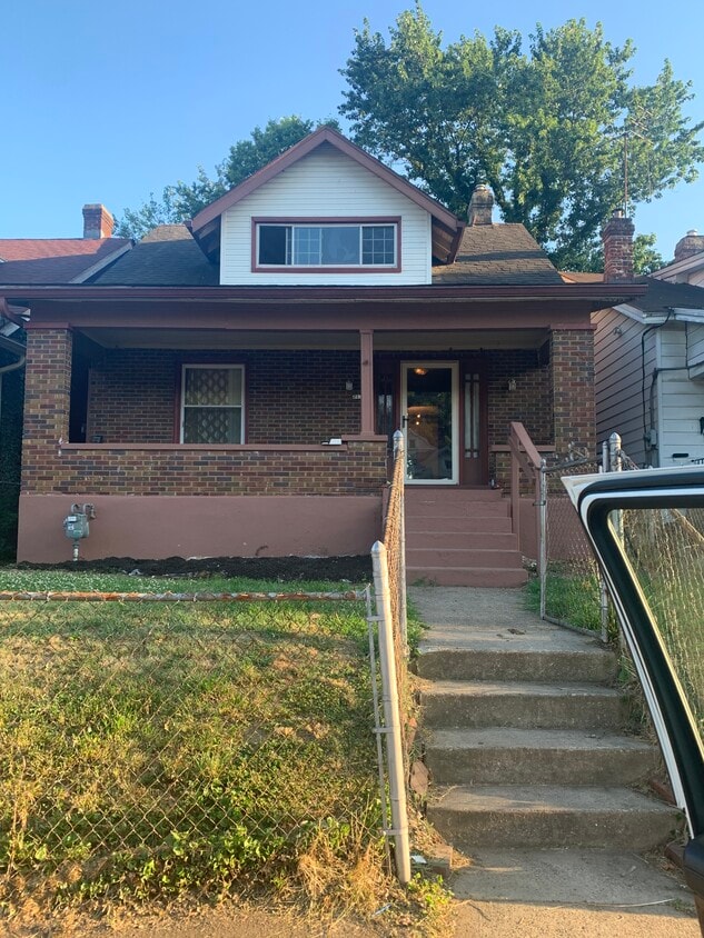 Primary Photo - 2122 W Gaulbert Ave