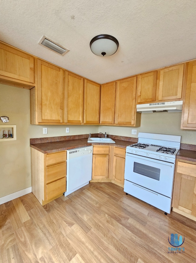 Building Photo - AMAZING DEAL on 1 Bed | 1 Bath apartment a...